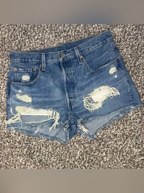 Levi’s 501 Distressed Cutoff Denim Shorts Women’s Medium Wash Frayed Raw Hem